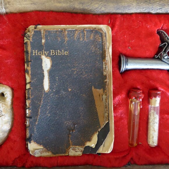 OOAK NEW HORROR VAMPIRE DRACULA KILLING SLAYING KIT PROP SUITCASE GAFF ODDITY - Picture 3 of 15